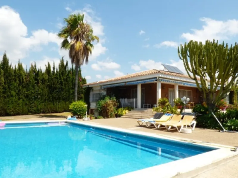 Impressive independent villa with very large spaces built on one floor and located near the center of Marbella.