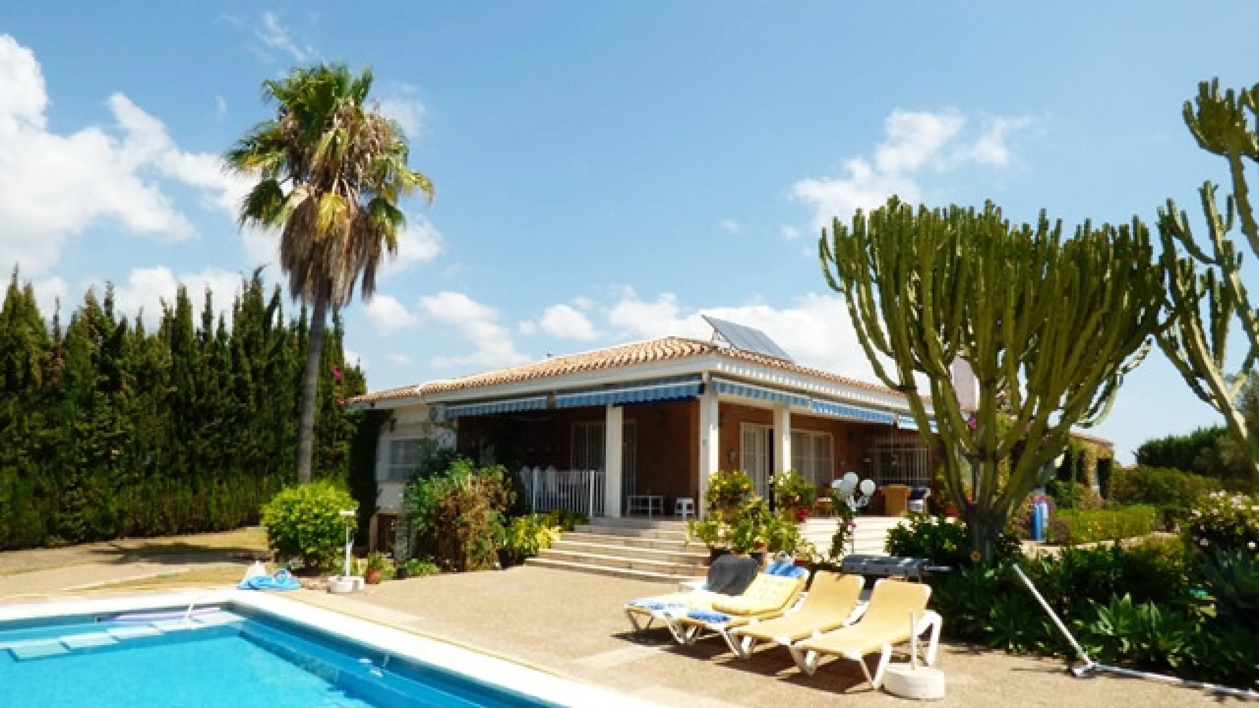 Impressive independent villa with very large spaces built on one floor and located near the center of Marbella.