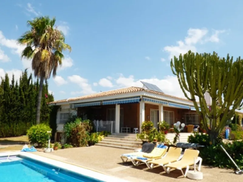 Impressive independent villa with very large spaces built on one floor and located near the center of Marbella.