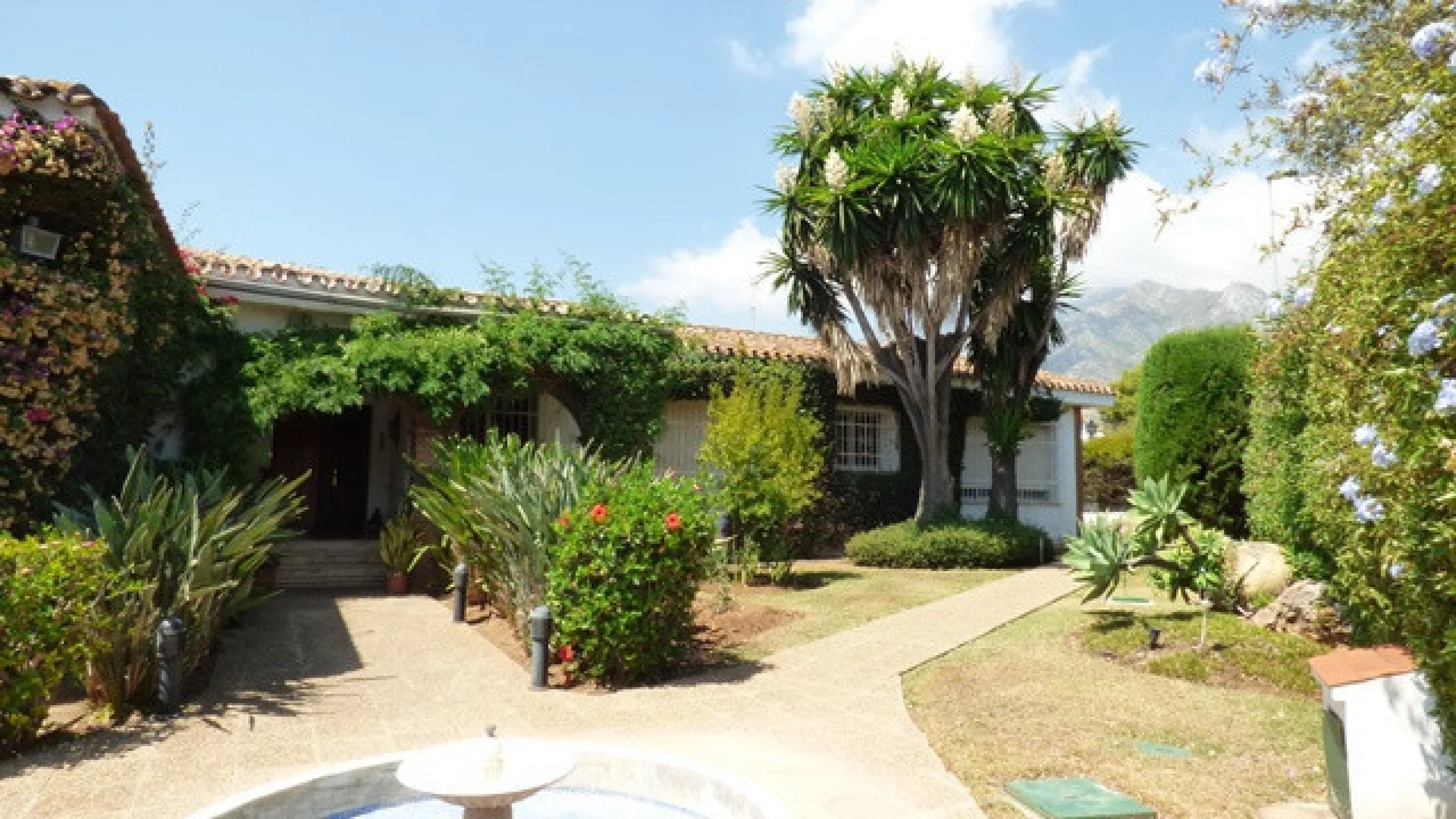 Impressive independent villa with very large spaces built on one floor and located near the center of Marbella.
