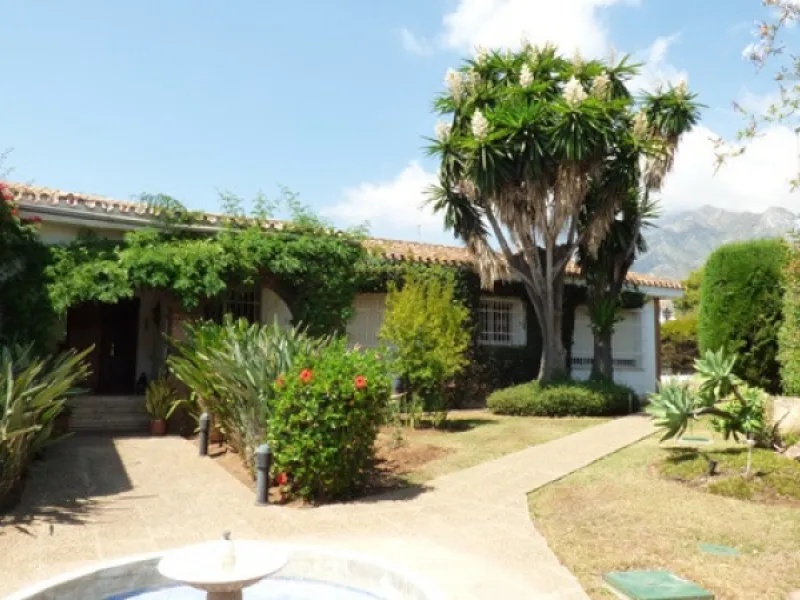 Impressive independent villa with very large spaces built on one floor and located near the center of Marbella.