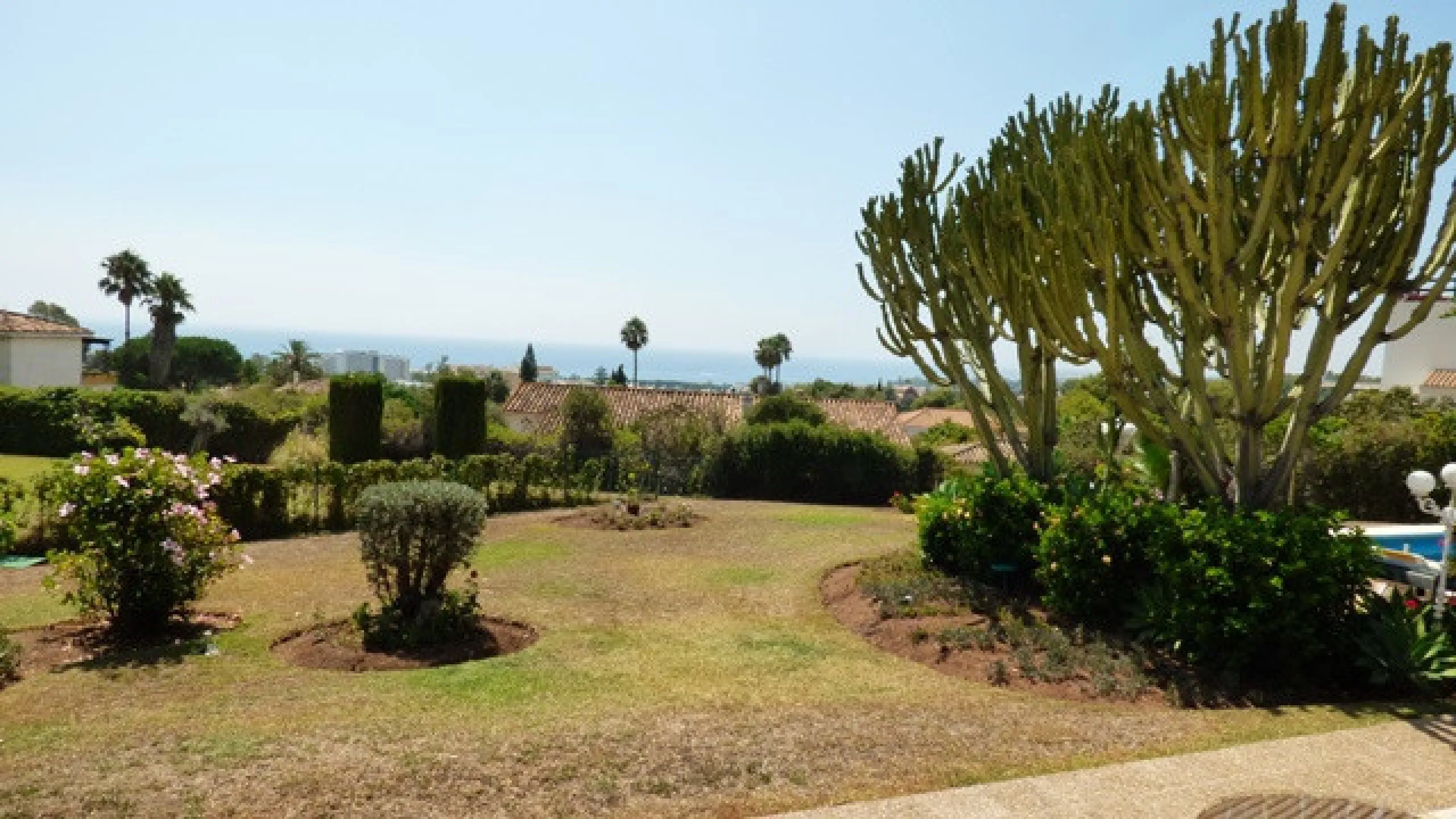 Impressive independent villa with very large spaces built on one floor and located near the center of Marbella.