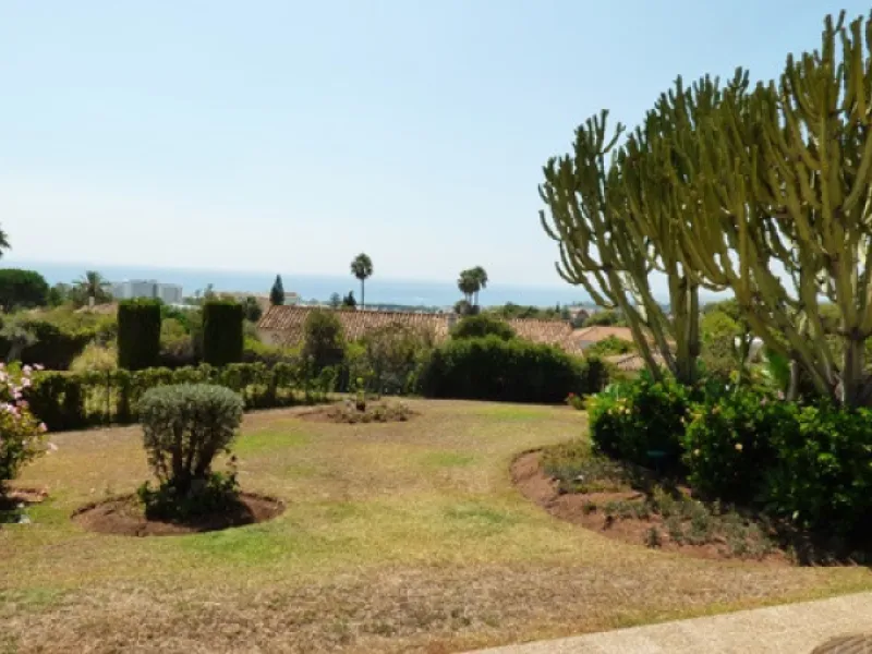 Impressive independent villa with very large spaces built on one floor and located near the center of Marbella.