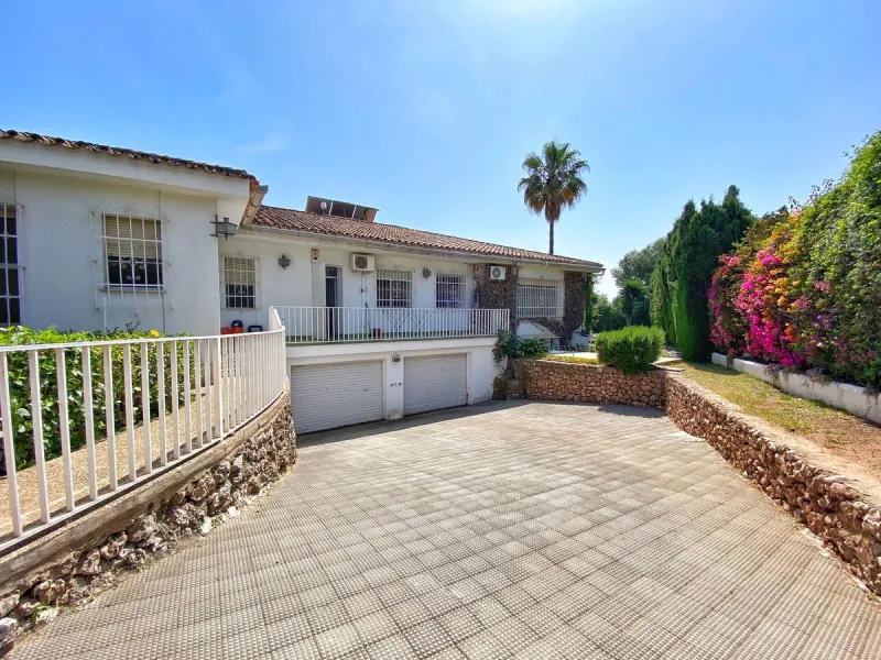 Impressive independent villa with very large spaces built on one floor and located near the center of Marbella.