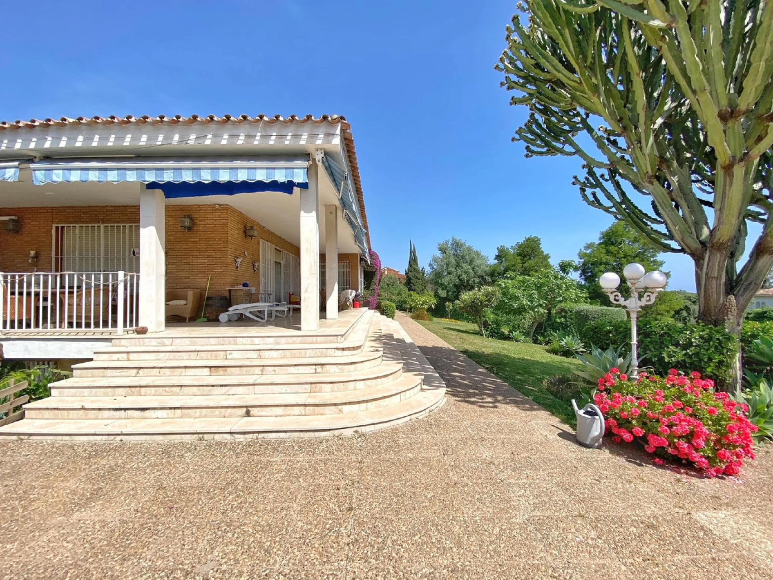 Impressive independent villa with very large spaces built on one floor and located near the center of Marbella.
