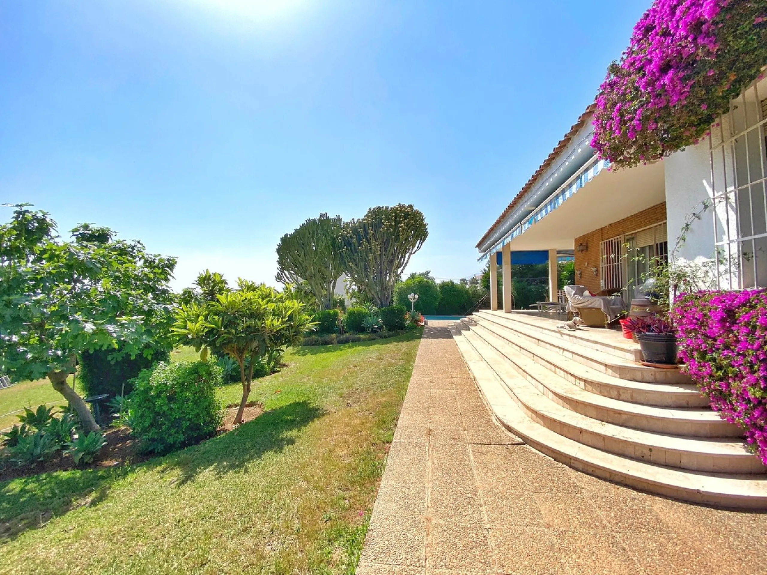Impressive independent villa with very large spaces built on one floor and located near the center of Marbella.