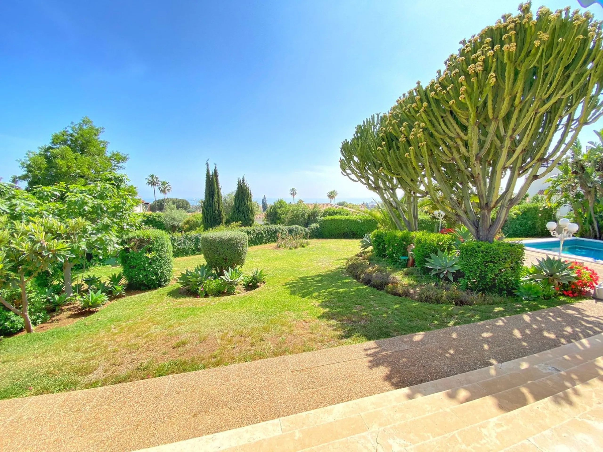 Impressive independent villa with very large spaces built on one floor and located near the center of Marbella.