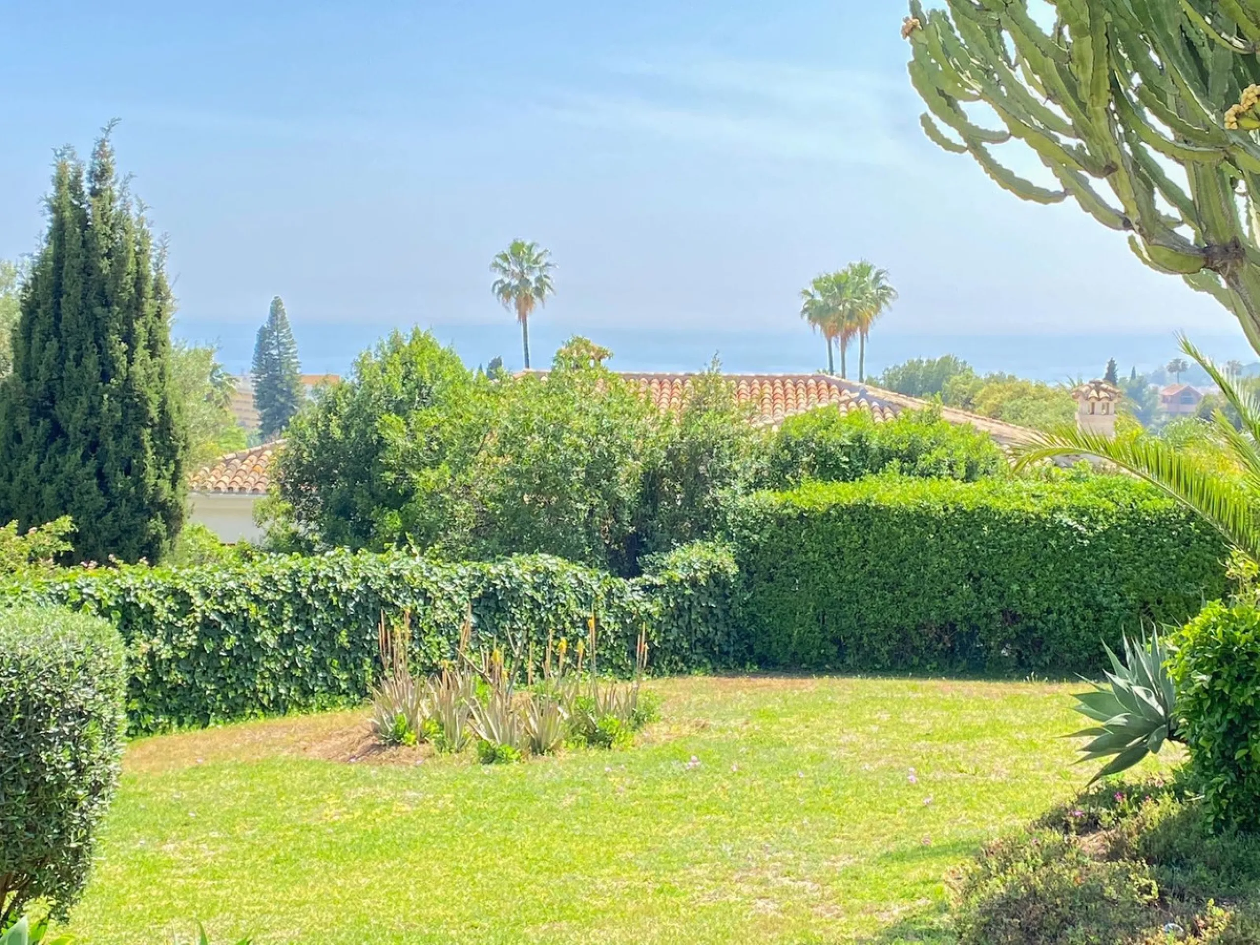 Impressive independent villa with very large spaces built on one floor and located near the center of Marbella.
