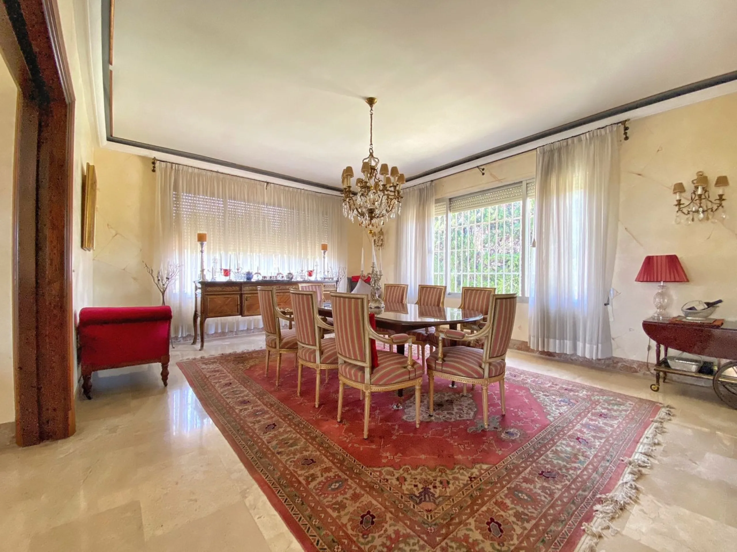 Impressive independent villa with very large spaces built on one floor and located near the center of Marbella.