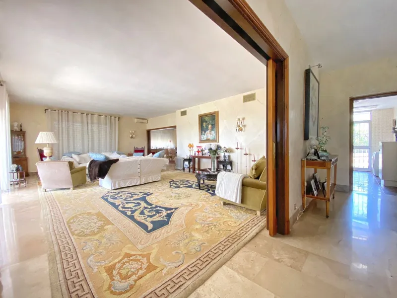Impressive independent villa with very large spaces built on one floor and located near the center of Marbella.
