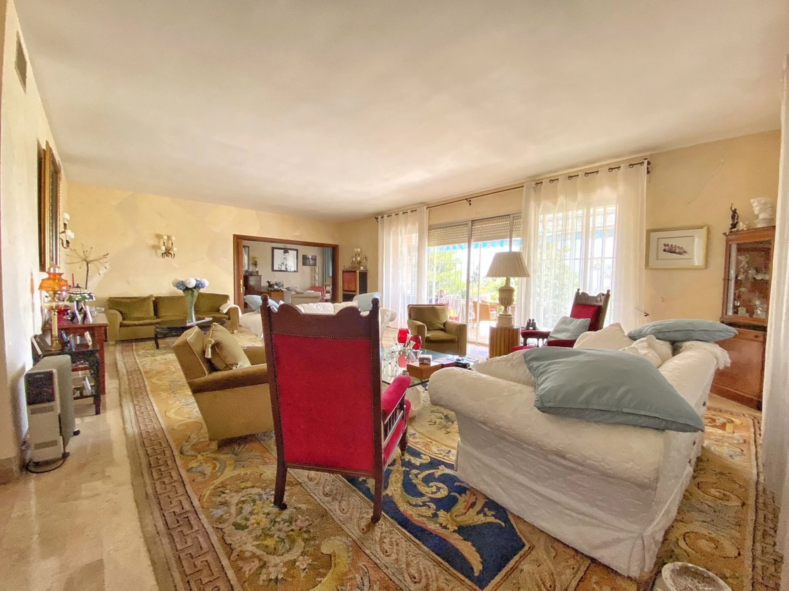 Impressive independent villa with very large spaces built on one floor and located near the center of Marbella.
