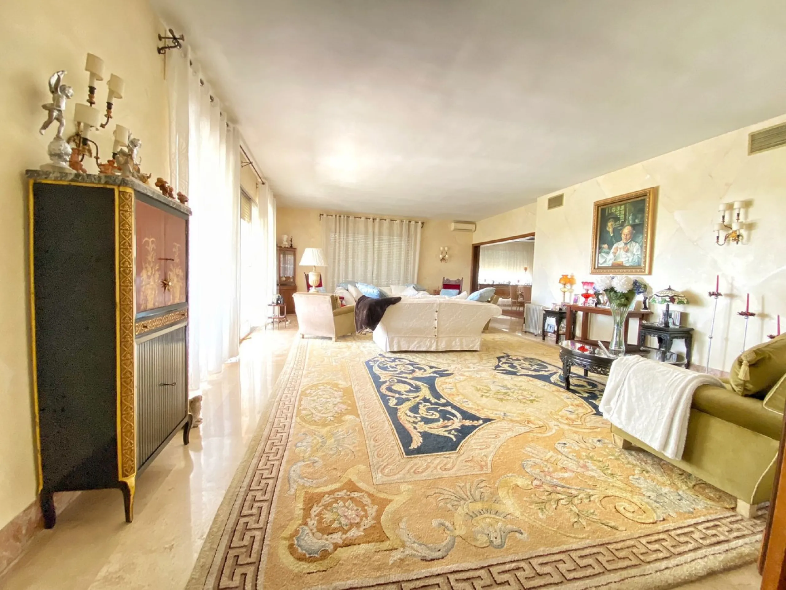 Impressive independent villa with very large spaces built on one floor and located near the center of Marbella.