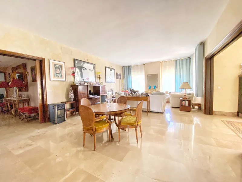Impressive independent villa with very large spaces built on one floor and located near the center of Marbella.