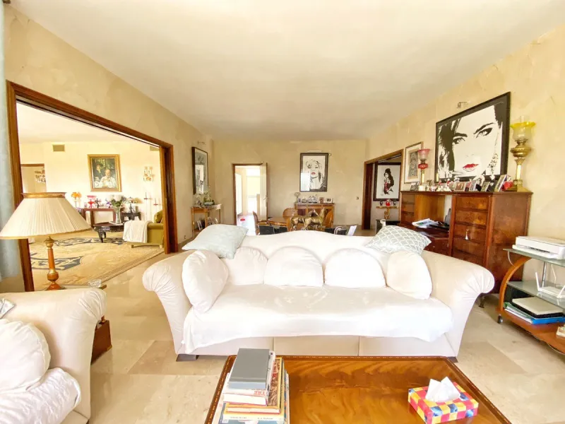 Impressive independent villa with very large spaces built on one floor and located near the center of Marbella.