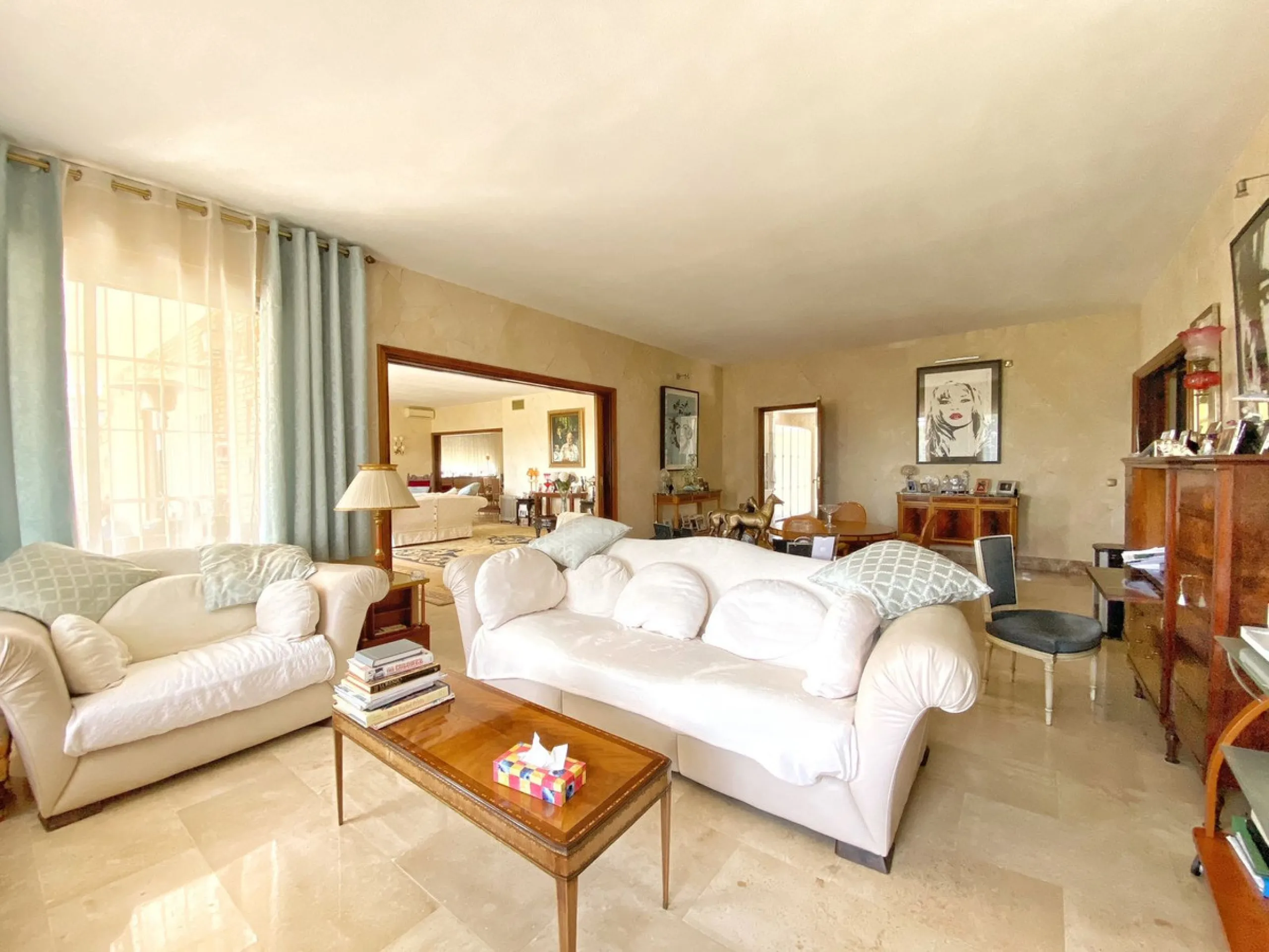 Impressive independent villa with very large spaces built on one floor and located near the center of Marbella.