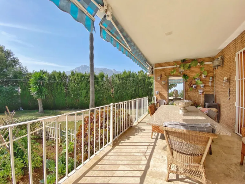 Impressive independent villa with very large spaces built on one floor and located near the center of Marbella.