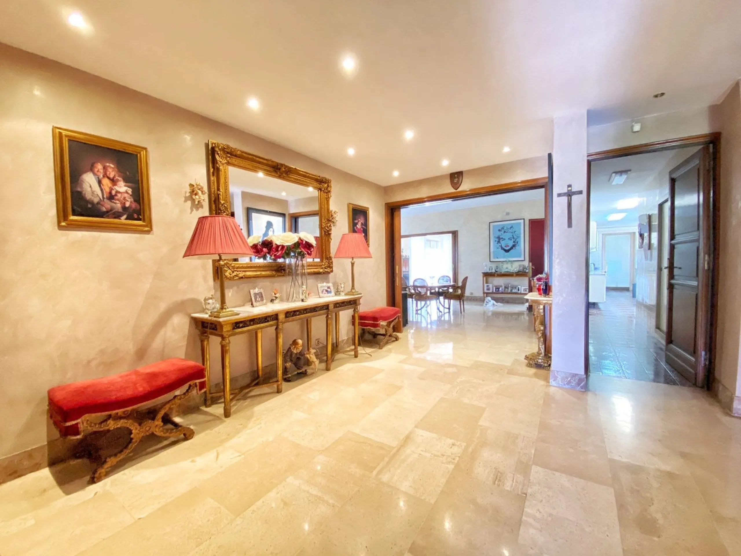 Impressive independent villa with very large spaces built on one floor and located near the center of Marbella.