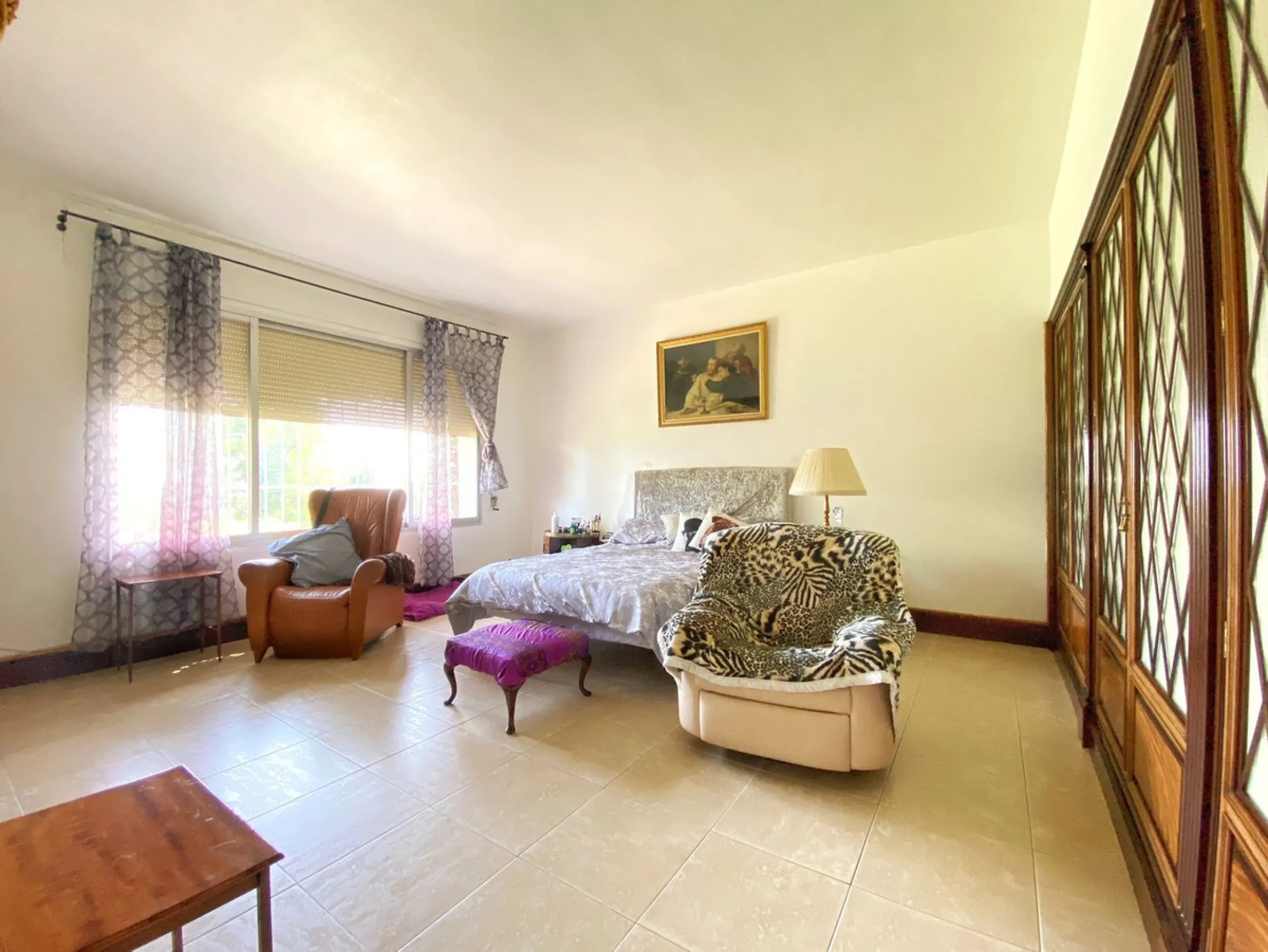 Impressive independent villa with very large spaces built on one floor and located near the center of Marbella.