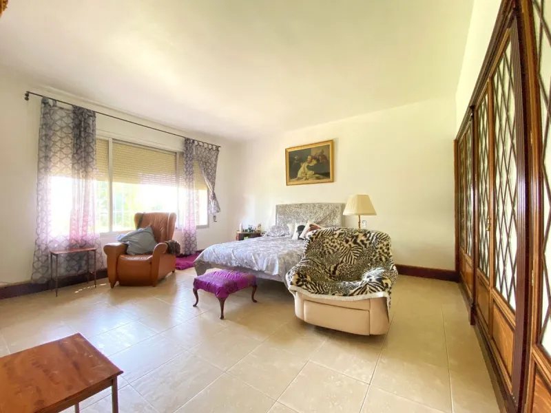 Impressive independent villa with very large spaces built on one floor and located near the center of Marbella.