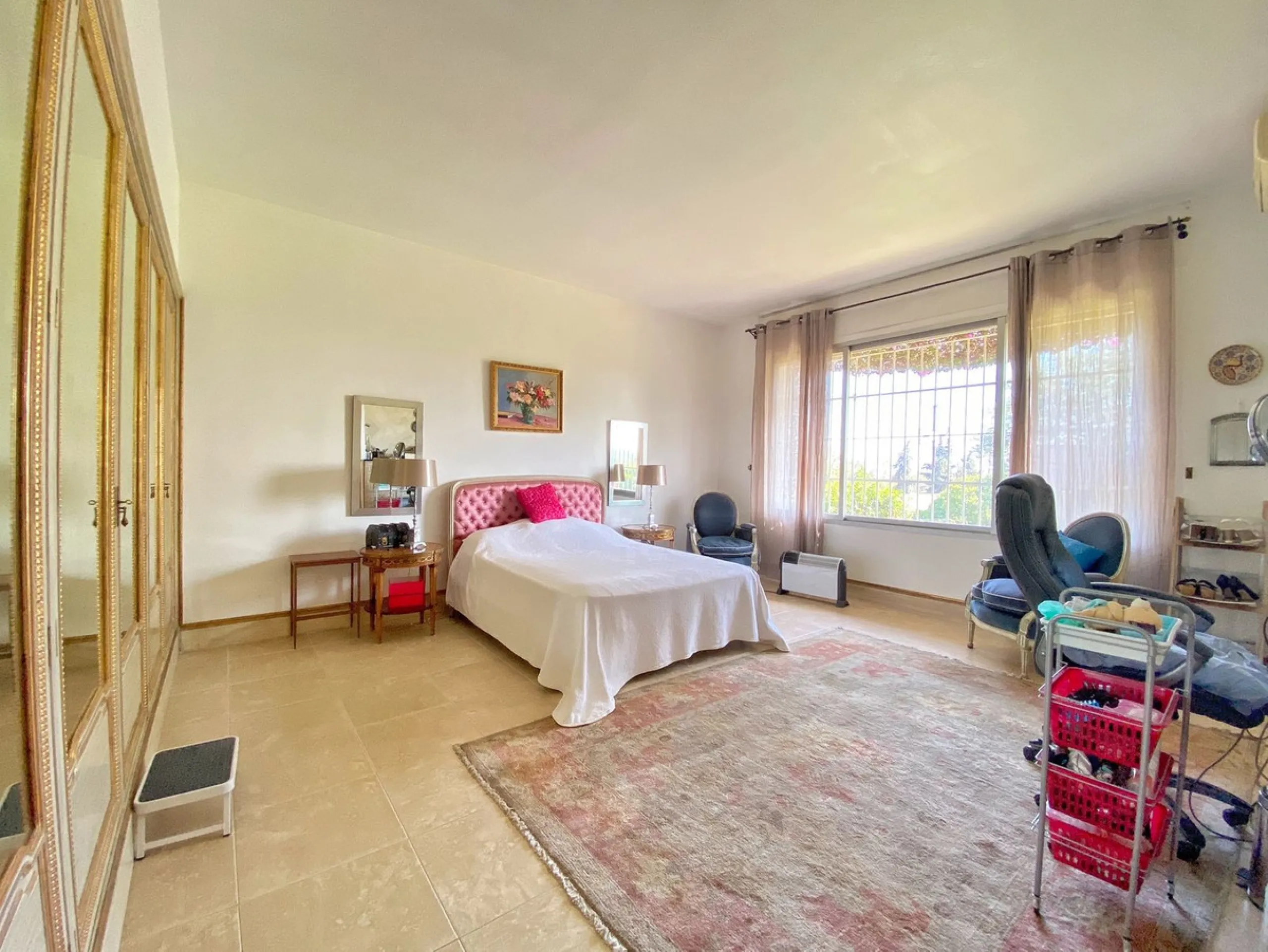 Impressive independent villa with very large spaces built on one floor and located near the center of Marbella.