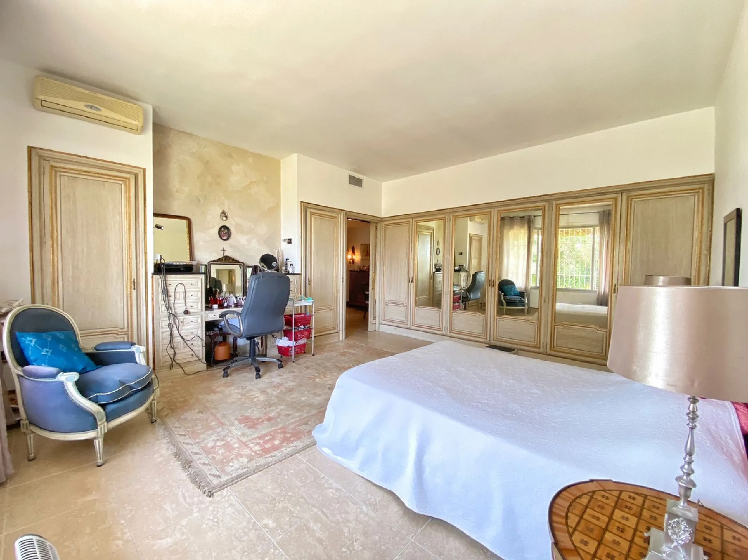 Impressive independent villa with very large spaces built on one floor and located near the center of Marbella.