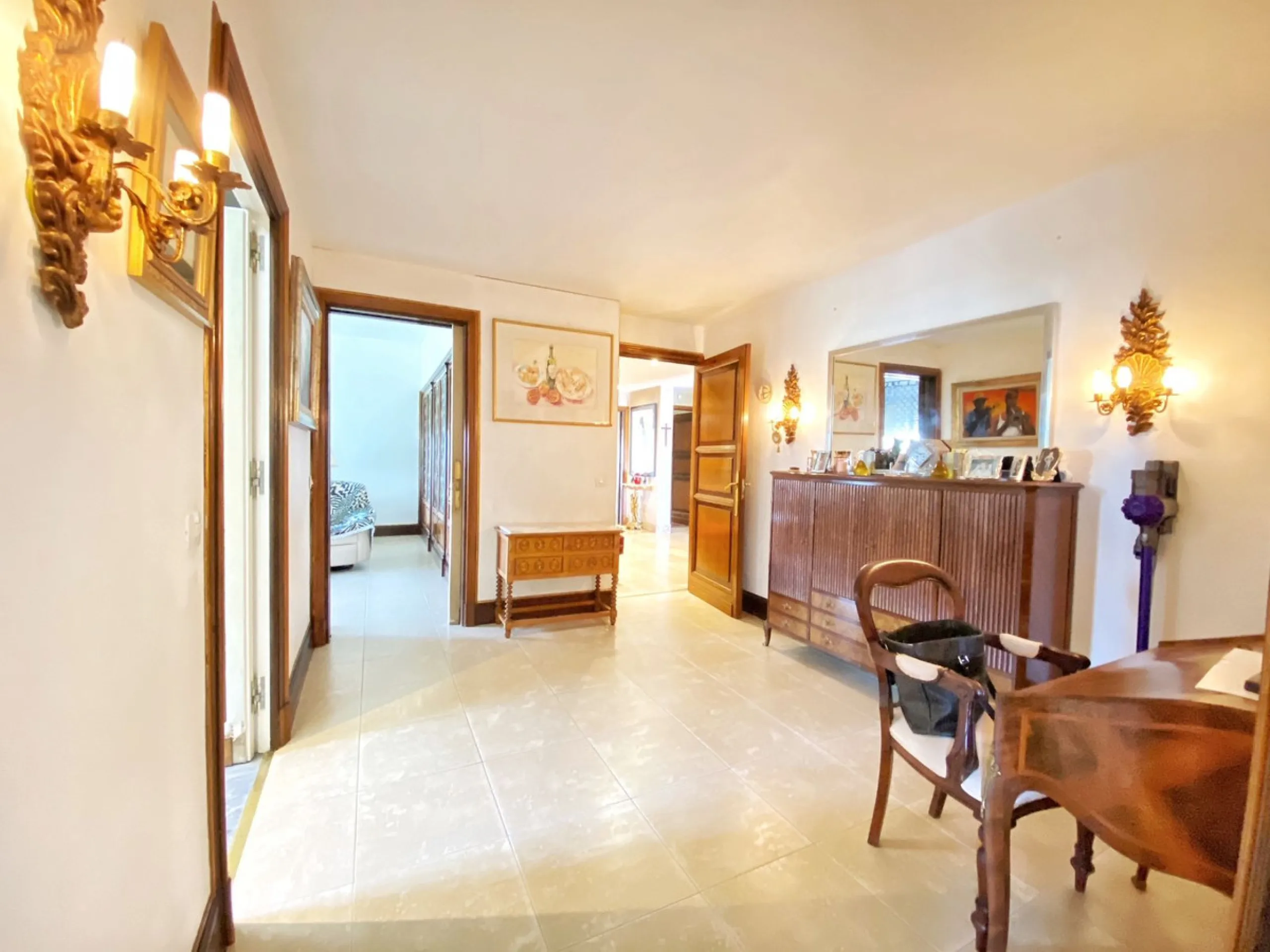 Impressive independent villa with very large spaces built on one floor and located near the center of Marbella.