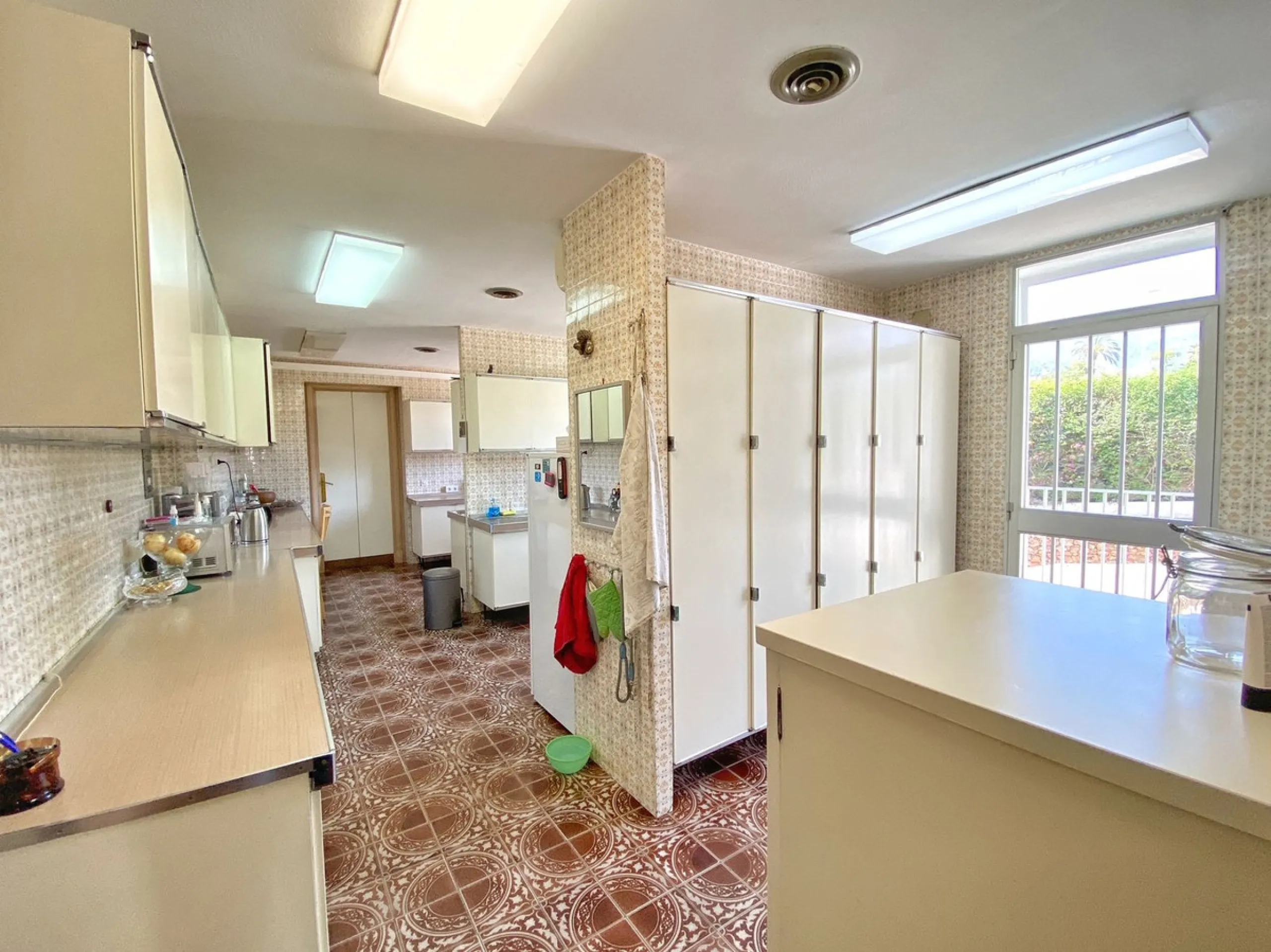 Impressive independent villa with very large spaces built on one floor and located near the center of Marbella.