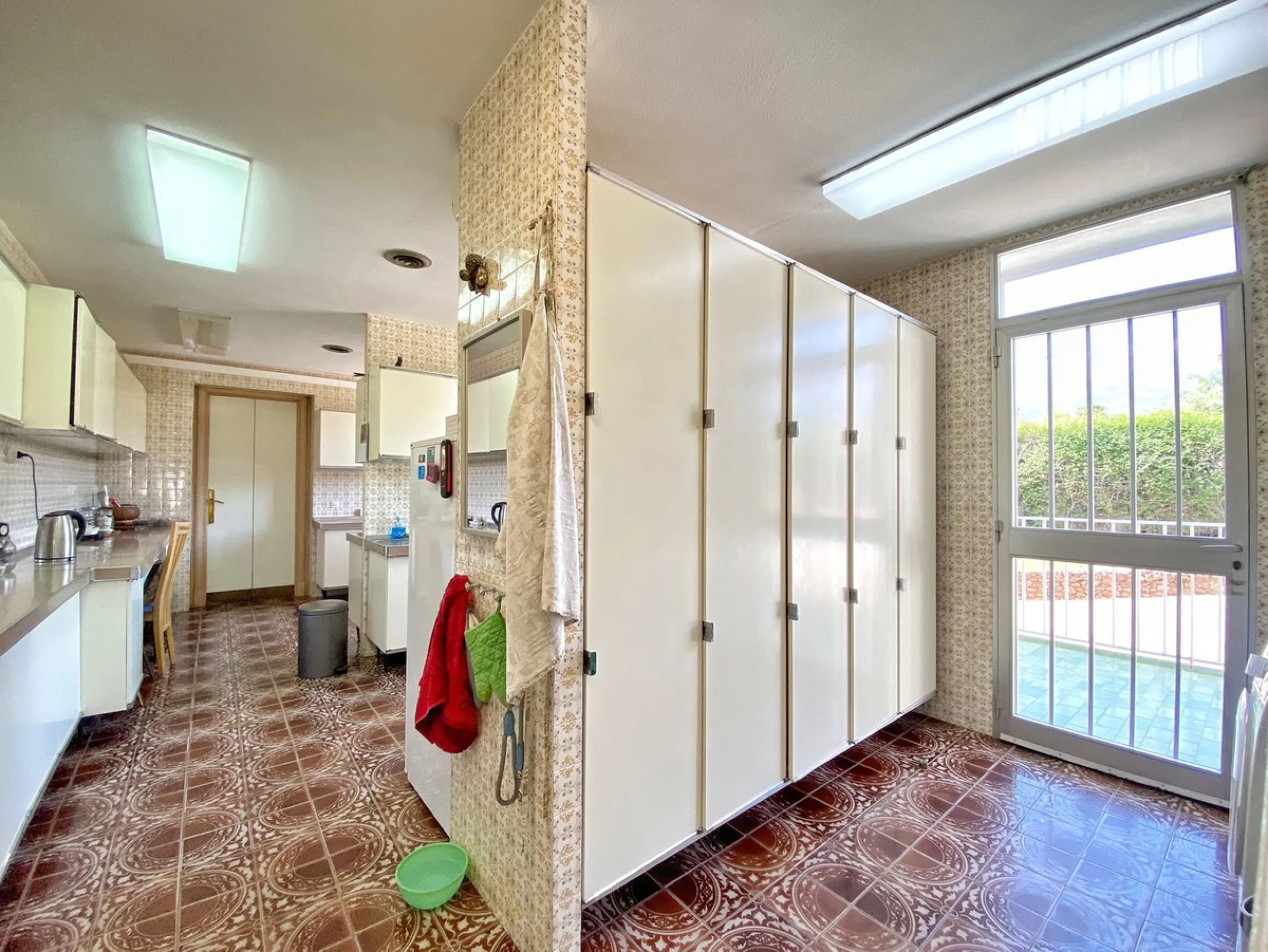 Impressive independent villa with very large spaces built on one floor and located near the center of Marbella.