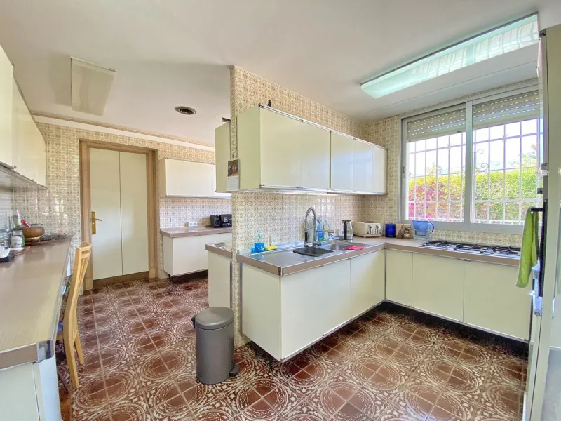 Impressive independent villa with very large spaces built on one floor and located near the center of Marbella.