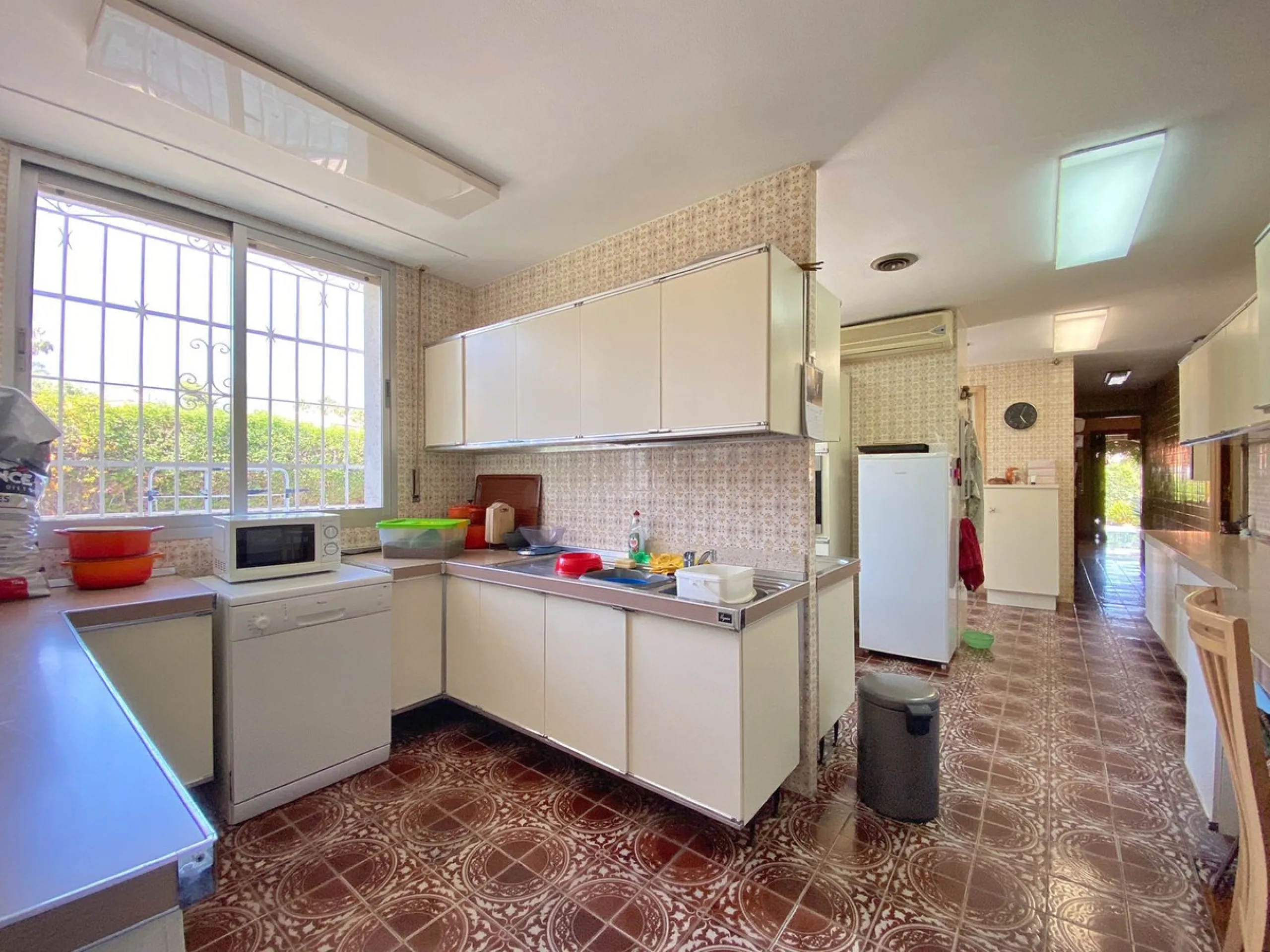 Impressive independent villa with very large spaces built on one floor and located near the center of Marbella.