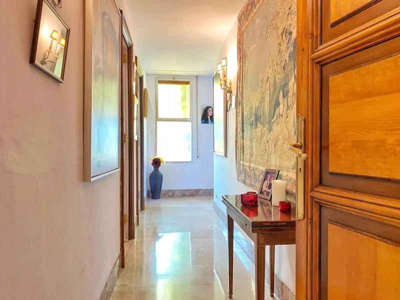 Impressive independent villa with very large spaces built on one floor and located near the center of Marbella.