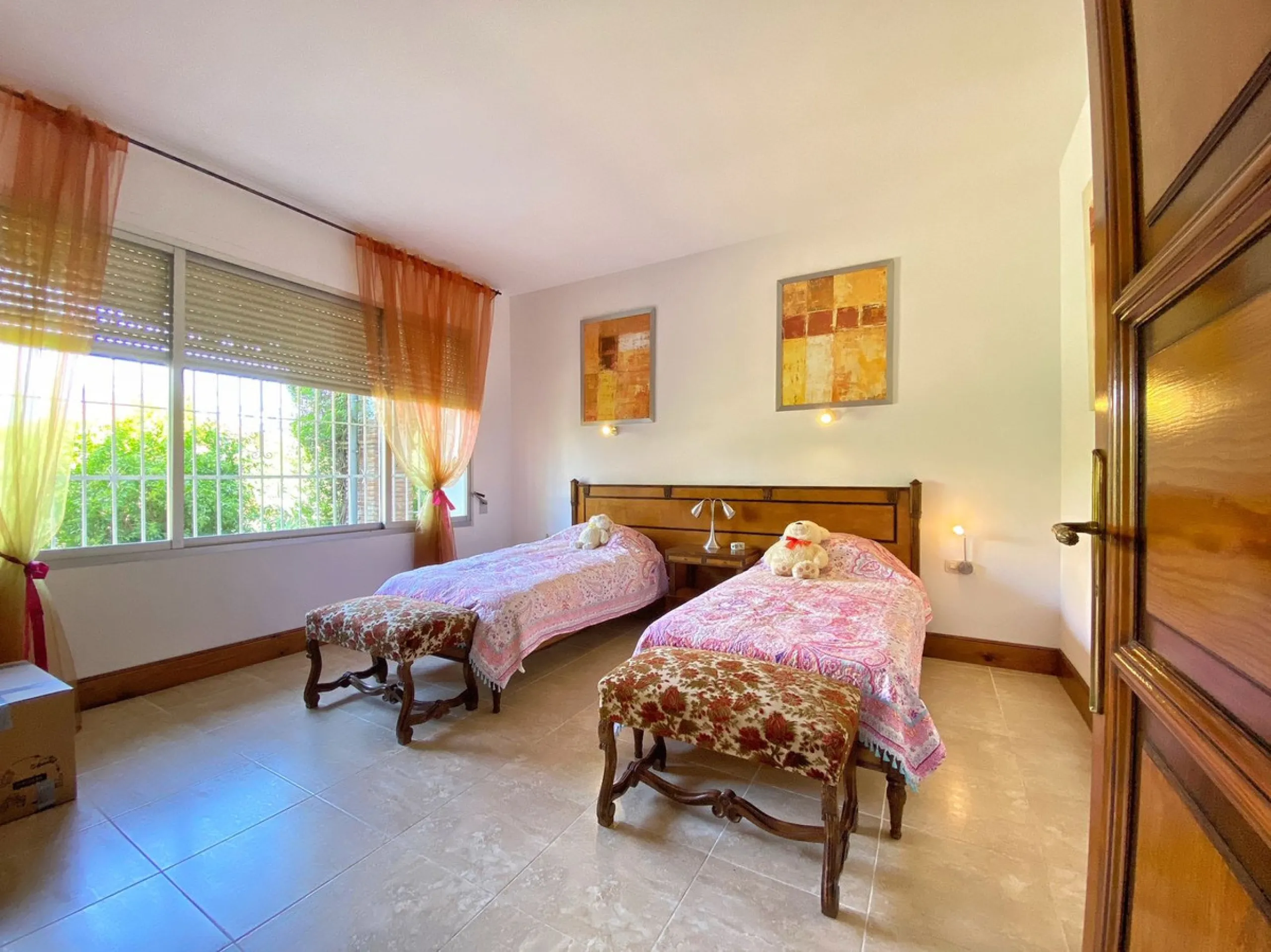 Impressive independent villa with very large spaces built on one floor and located near the center of Marbella.