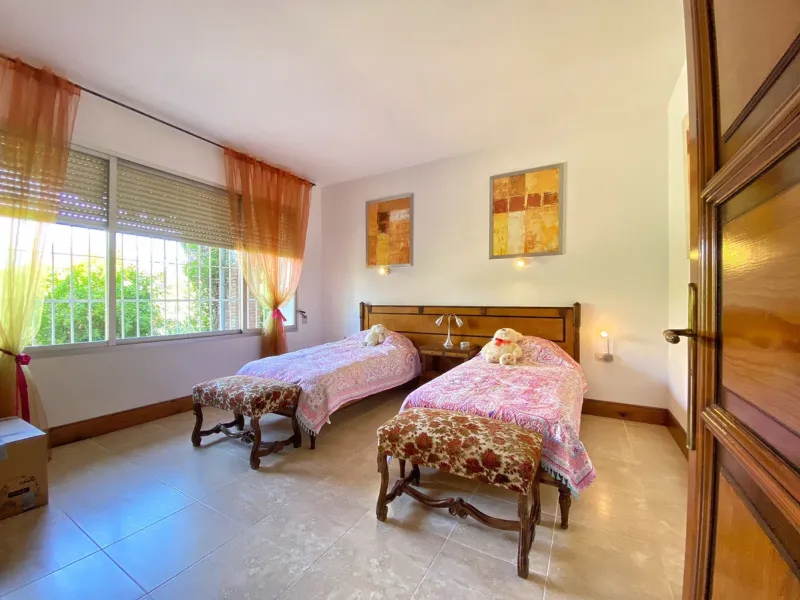 Impressive independent villa with very large spaces built on one floor and located near the center of Marbella.