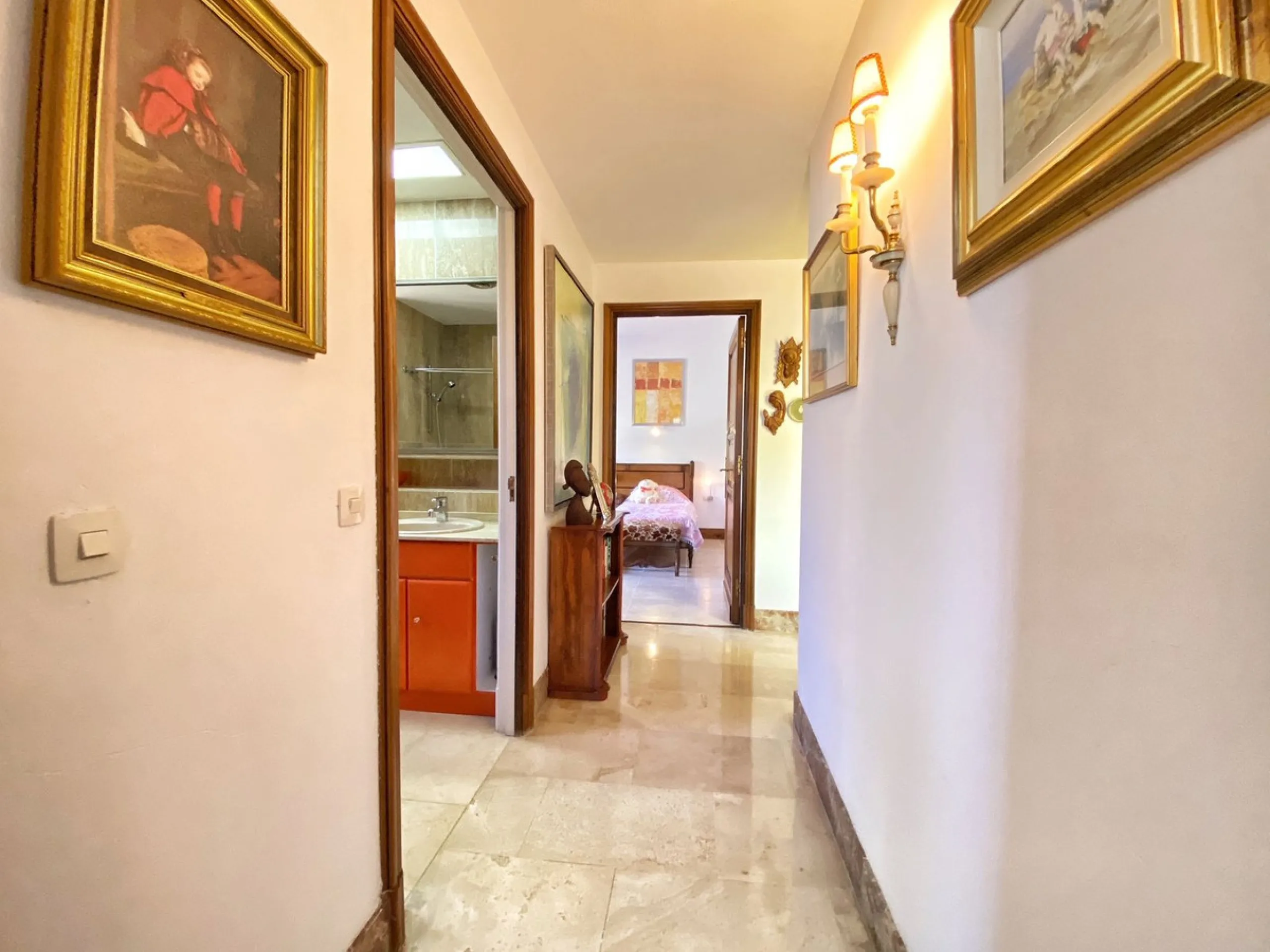 Impressive independent villa with very large spaces built on one floor and located near the center of Marbella.