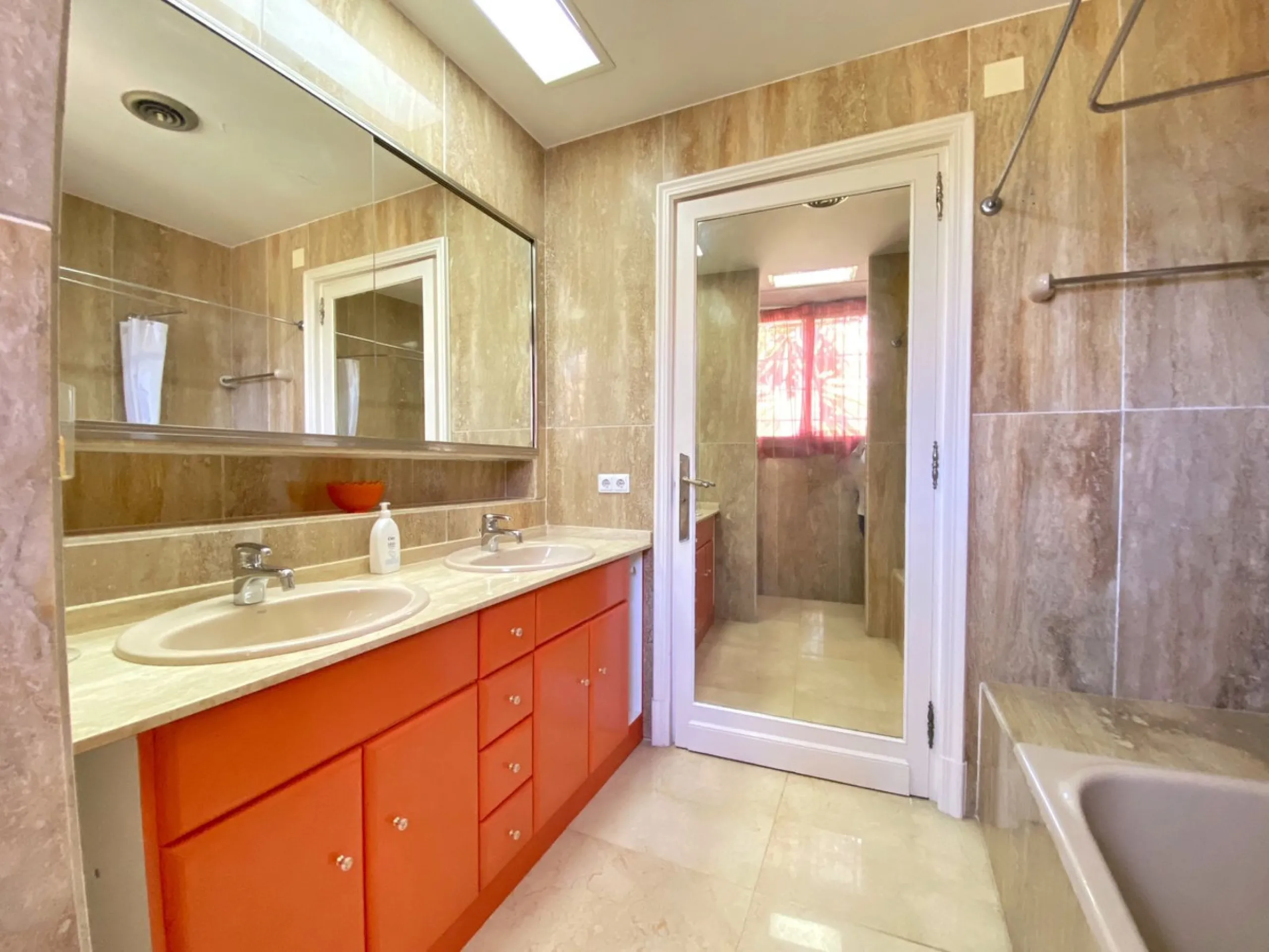 Impressive independent villa with very large spaces built on one floor and located near the center of Marbella.