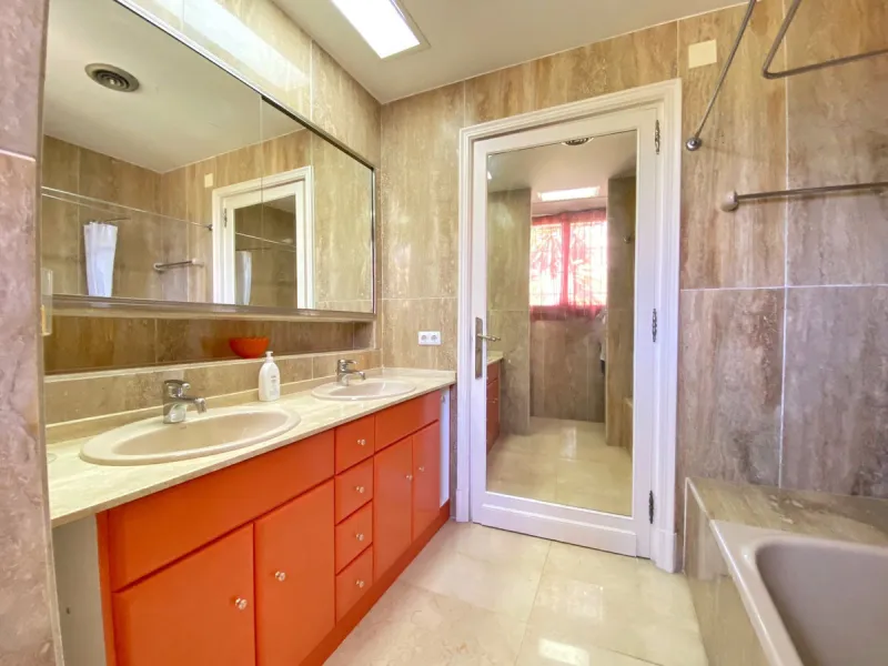 Impressive independent villa with very large spaces built on one floor and located near the center of Marbella.