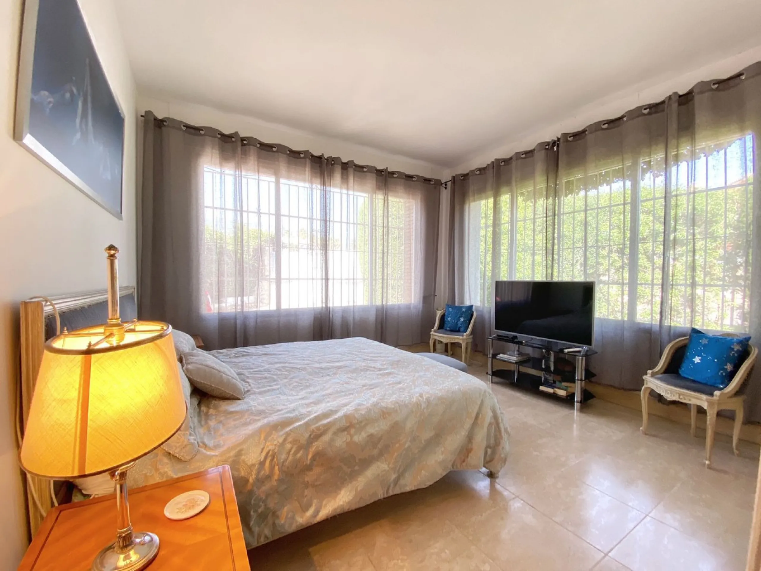 Impressive independent villa with very large spaces built on one floor and located near the center of Marbella.