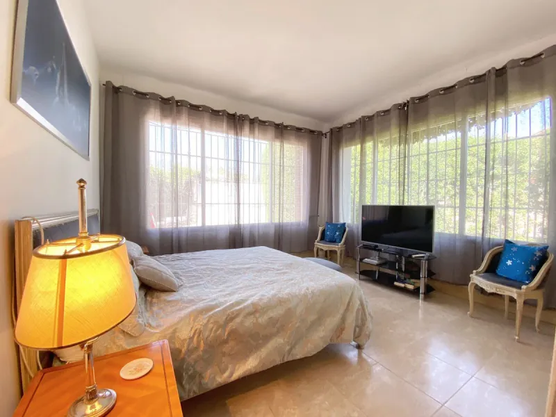 Impressive independent villa with very large spaces built on one floor and located near the center of Marbella.