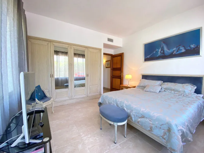 Impressive independent villa with very large spaces built on one floor and located near the center of Marbella.