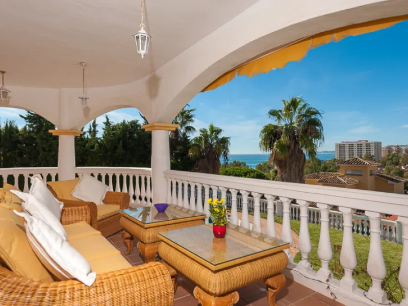Well presented 4 bedroom villa, with fitted kitchen, garage parking, private pool and garden.  South West facing with views of the Mountains and the sea from the sunny terraces.