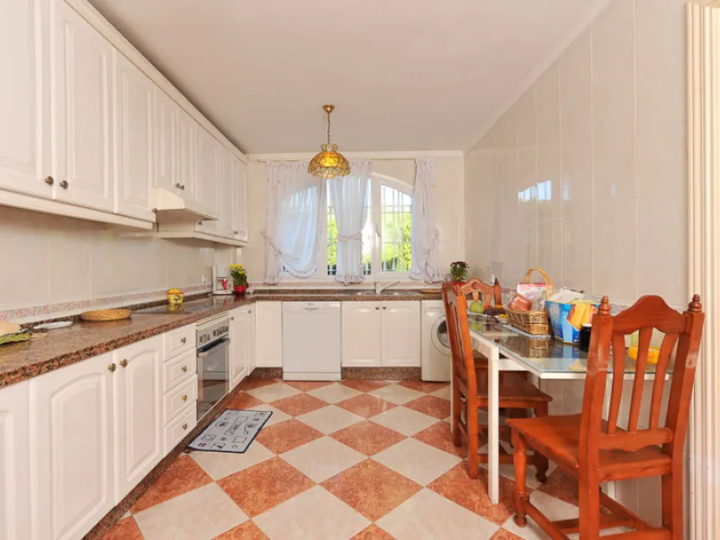 Well presented 4 bedroom villa, with fitted kitchen, garage parking, private pool and garden.  South West facing with views of the Mountains and the sea from the sunny terraces.