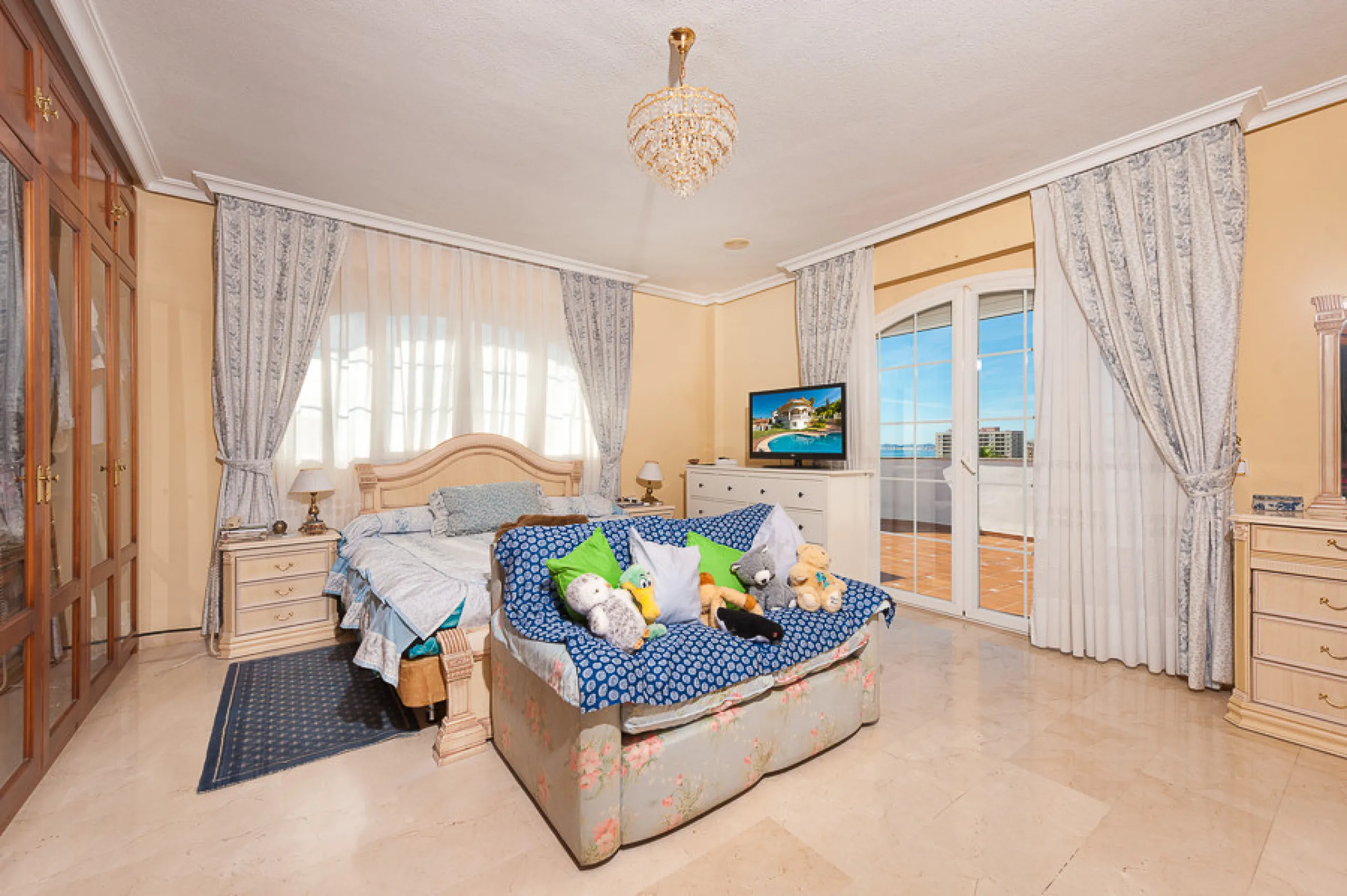 Well presented 4 bedroom villa, with fitted kitchen, garage parking, private pool and garden.  South West facing with views of the Mountains and the sea from the sunny terraces.