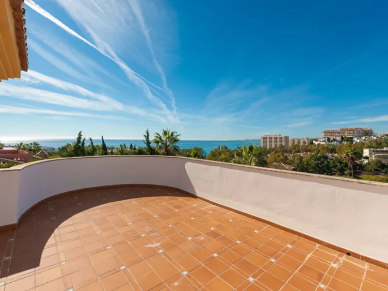 Well presented 4 bedroom villa, with fitted kitchen, garage parking, private pool and garden.  South West facing with views of the Mountains and the sea from the sunny terraces.