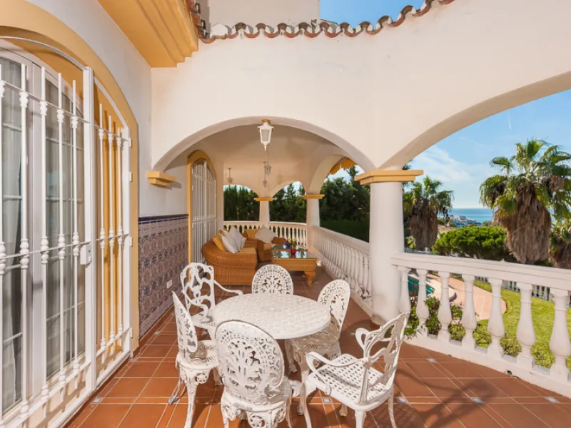 Well presented 4 bedroom villa, with fitted kitchen, garage parking, private pool and garden.  South West facing with views of the Mountains and the sea from the sunny terraces.