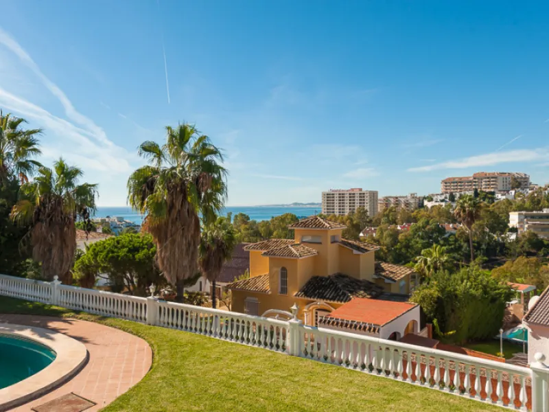 Well presented 4 bedroom villa, with fitted kitchen, garage parking, private pool and garden.  South West facing with views of the Mountains and the sea from the sunny terraces.