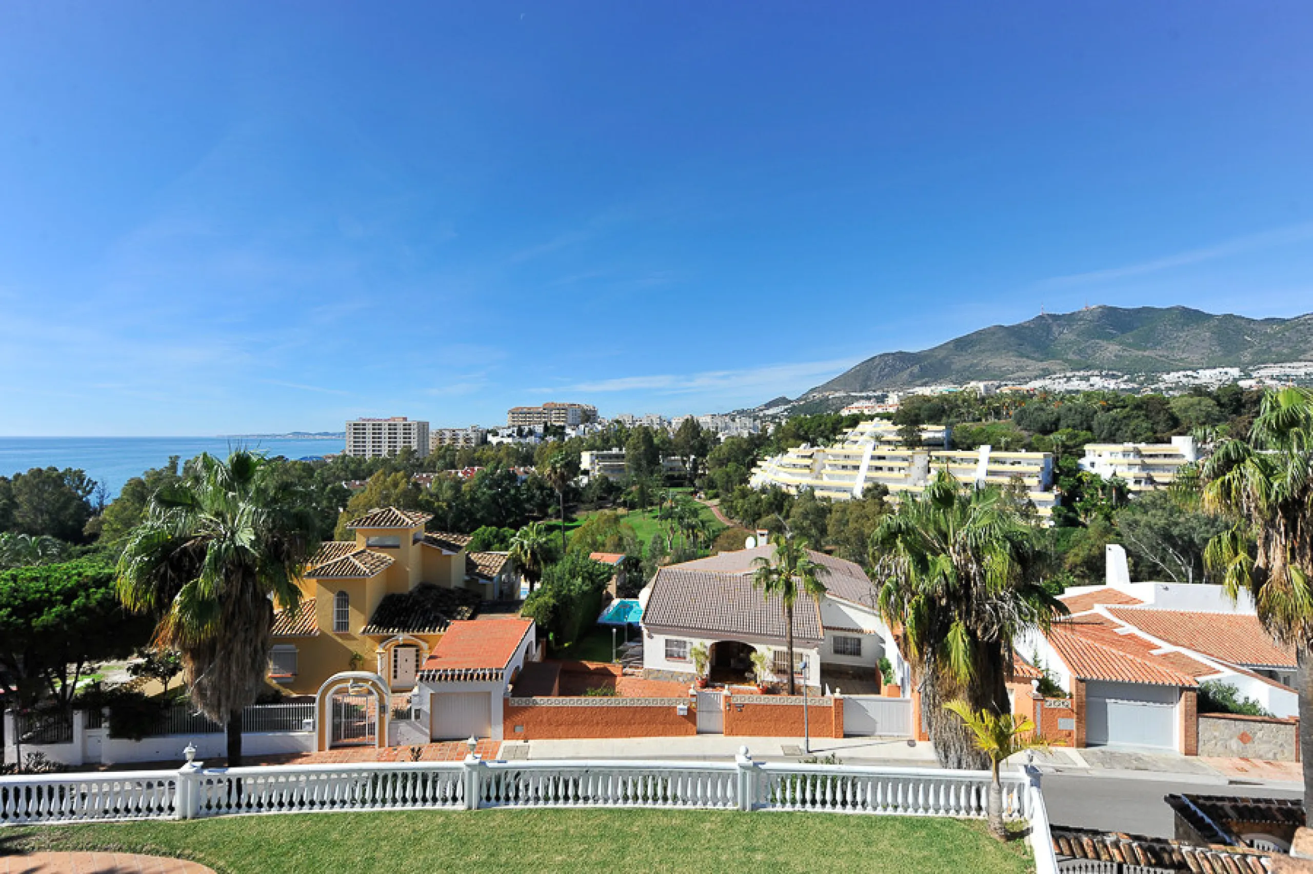 Well presented 4 bedroom villa, with fitted kitchen, garage parking, private pool and garden.  South West facing with views of the Mountains and the sea from the sunny terraces.