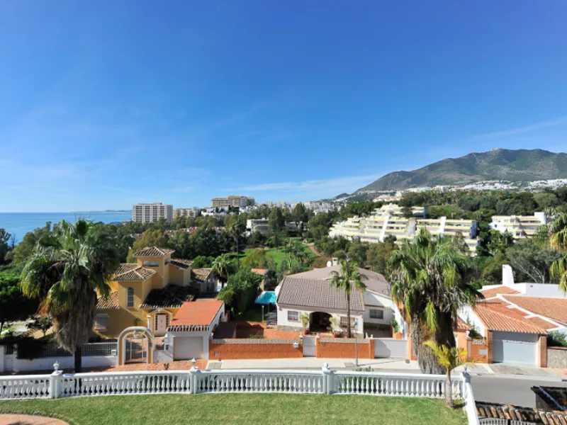 Well presented 4 bedroom villa, with fitted kitchen, garage parking, private pool and garden.  South West facing with views of the Mountains and the sea from the sunny terraces.