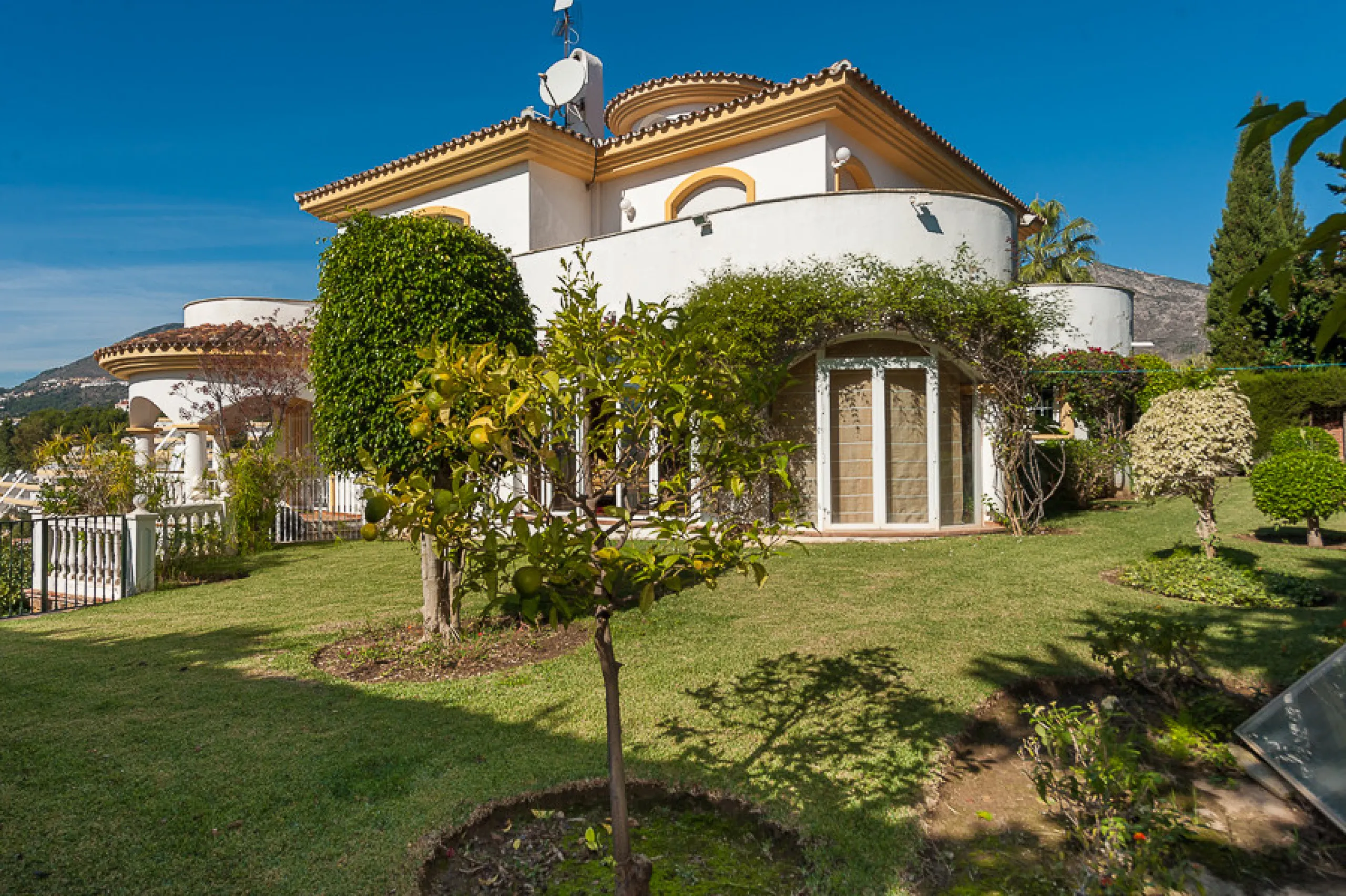 Well presented 4 bedroom villa, with fitted kitchen, garage parking, private pool and garden.  South West facing with views of the Mountains and the sea from the sunny terraces.