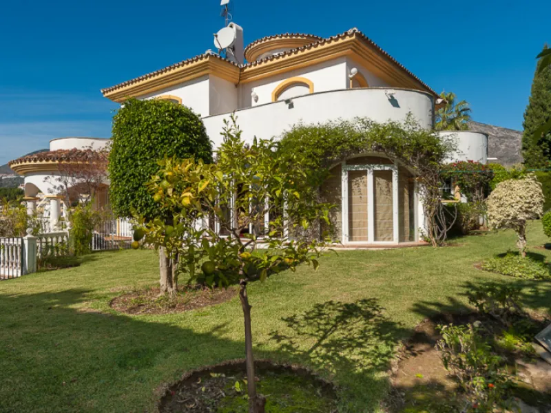 Well presented 4 bedroom villa, with fitted kitchen, garage parking, private pool and garden.  South West facing with views of the Mountains and the sea from the sunny terraces.