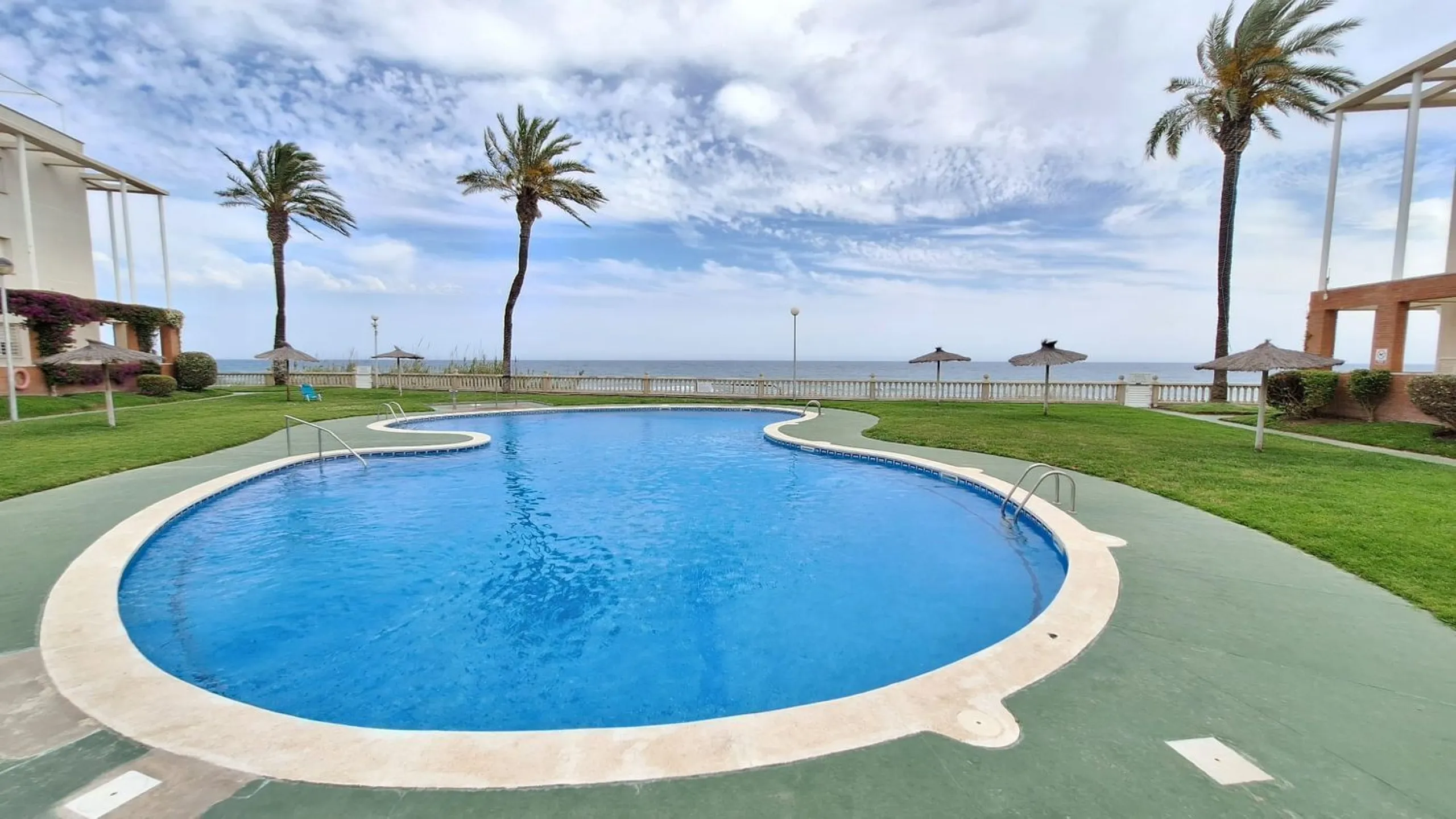 Exclusive seafront ground floor apartment in Masía Blanca, El Vendrell